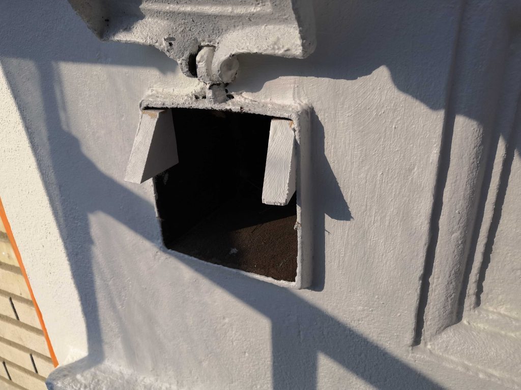 Cales en bois pour faire tenir le cache boulin. Rue Dethy, Saint-Gilles.