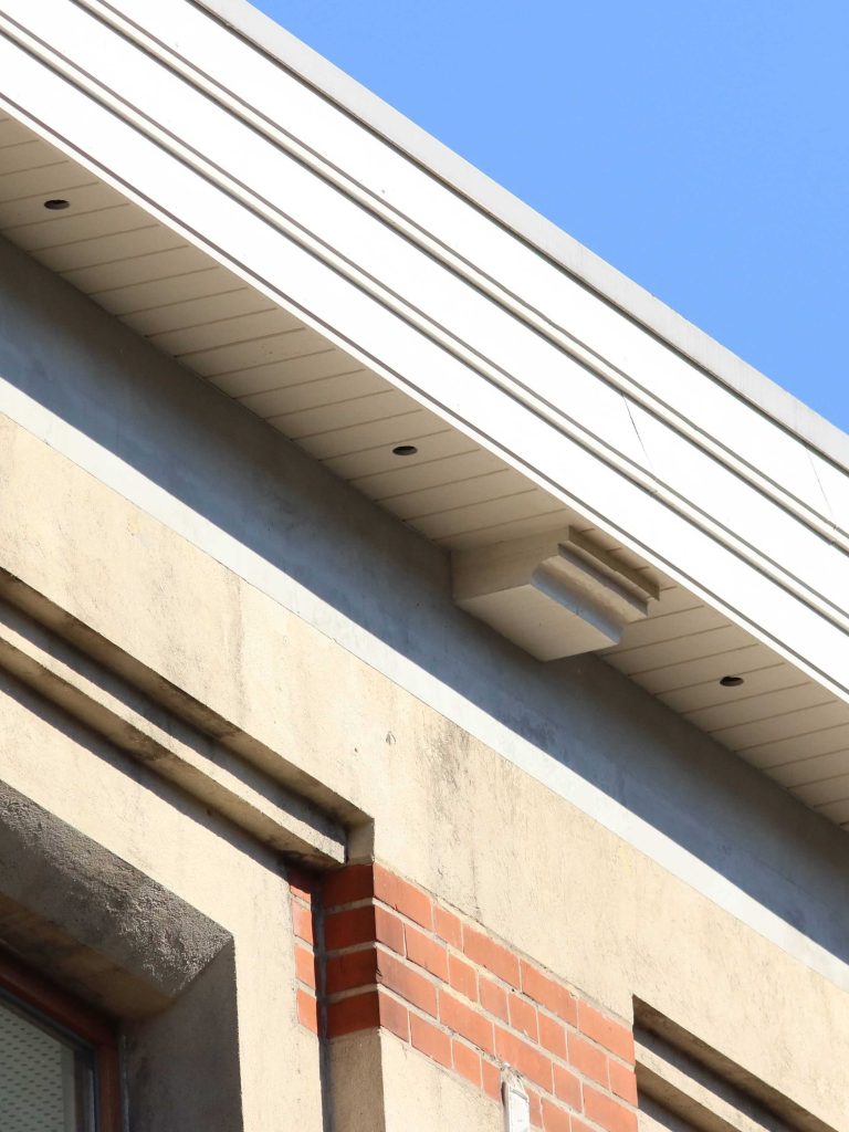 Corniche aménagée de 12 trous d'envol pour les martinets noirs sur le site de l'ancien ECAM, projet des Propriétés Communales. Ancien ECAM, Saint-Gilles, Bruxelles.