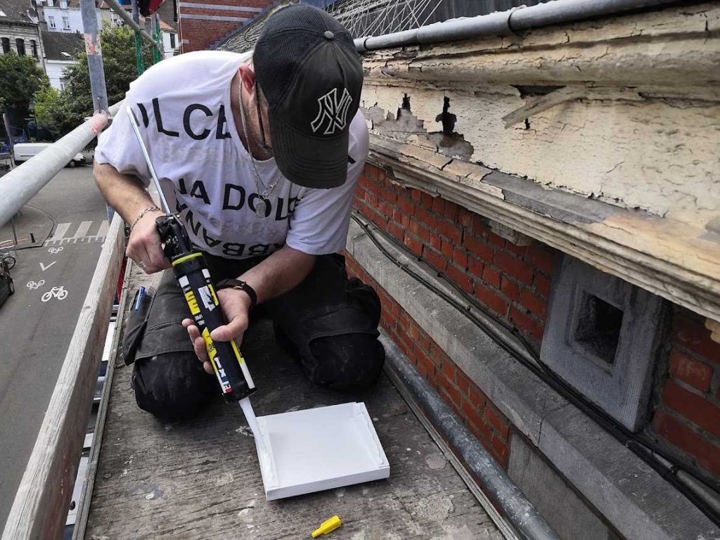 Pose de la colle bâtiment sur le cache boulin.