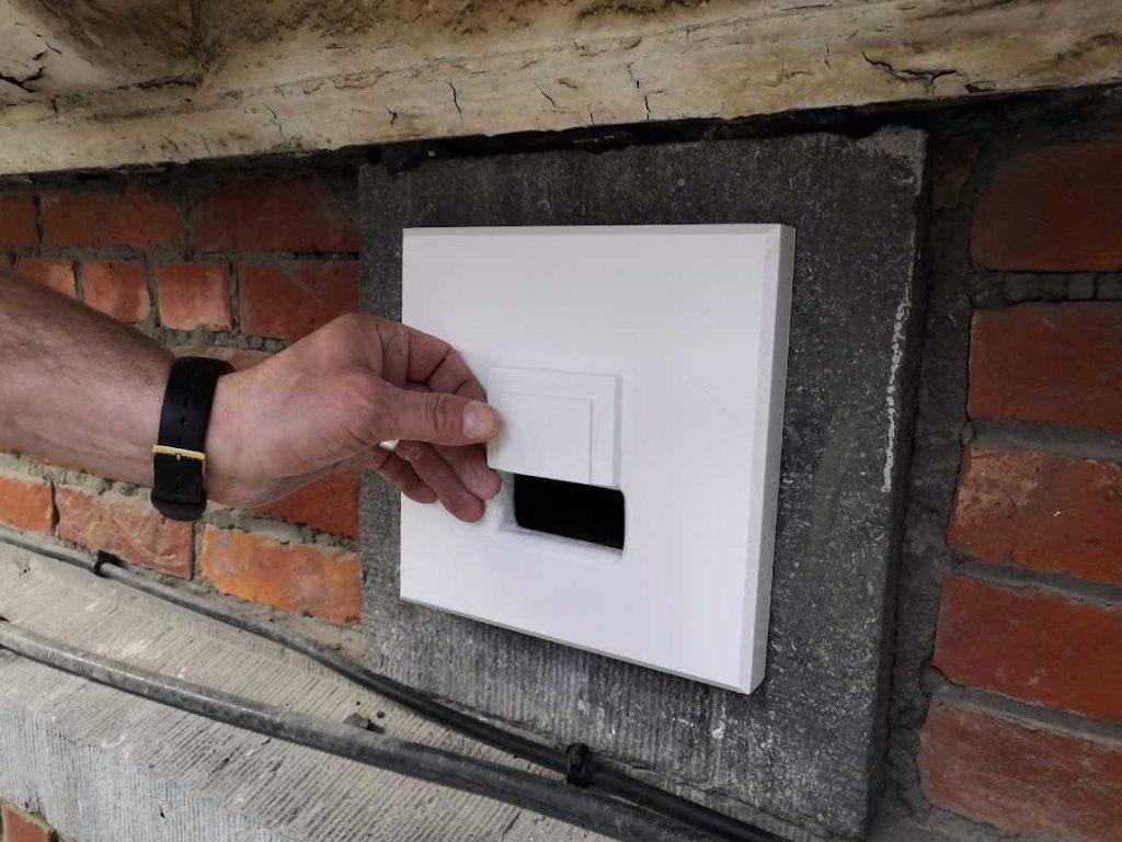 Solution de cache boulin numéro 1 apposé sur le trou de boulin de l'école 4 saisons à Saint-Gilles, Bruxelles.