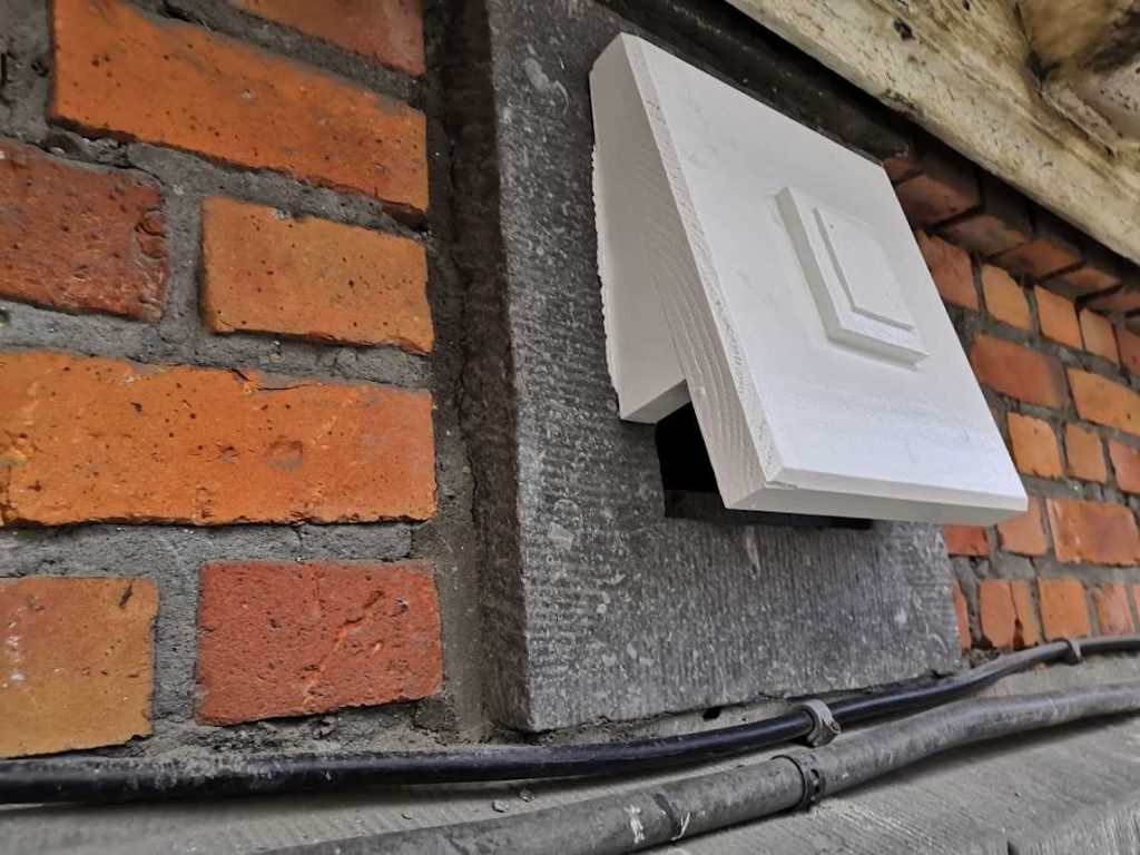 Solution de cache boulin numéro 2 apposé sur le trou de boulin de l'école 4 saisons à Saint-Gilles, Bruxelles.