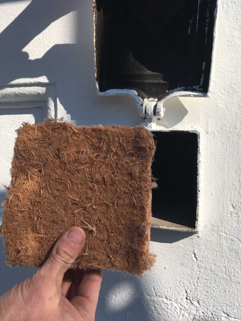 Carré isolant en matière naturelle à mettre au fond du nid. Rue Dethy, Saint-Gilles.