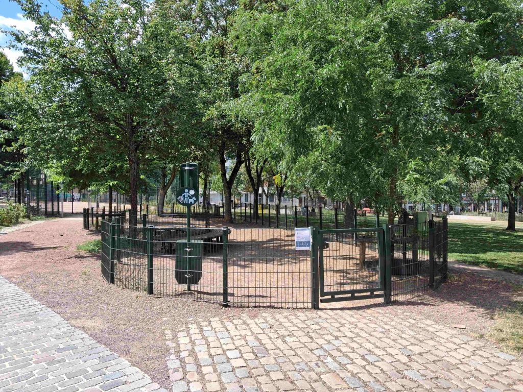 Parc à chiens place Marie Janson, Saint-Gilles, Bruxelles.