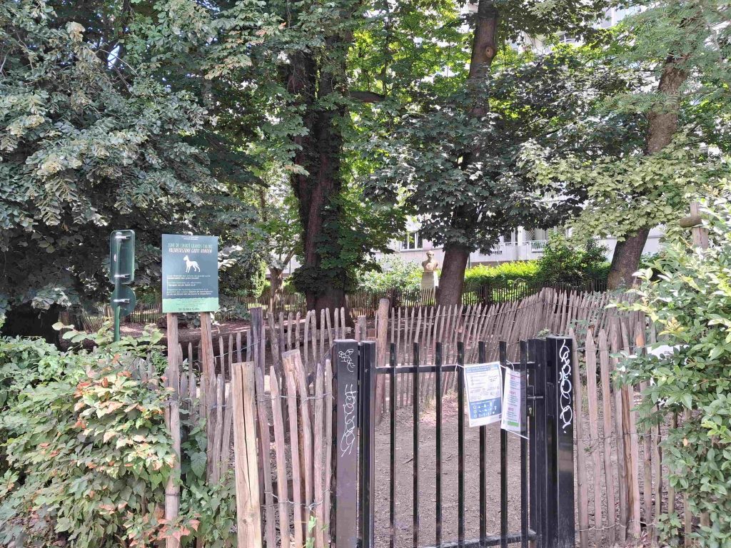 Parc à chiens au square Baron Bouvier, Saint-Gilles, Bruxelles.