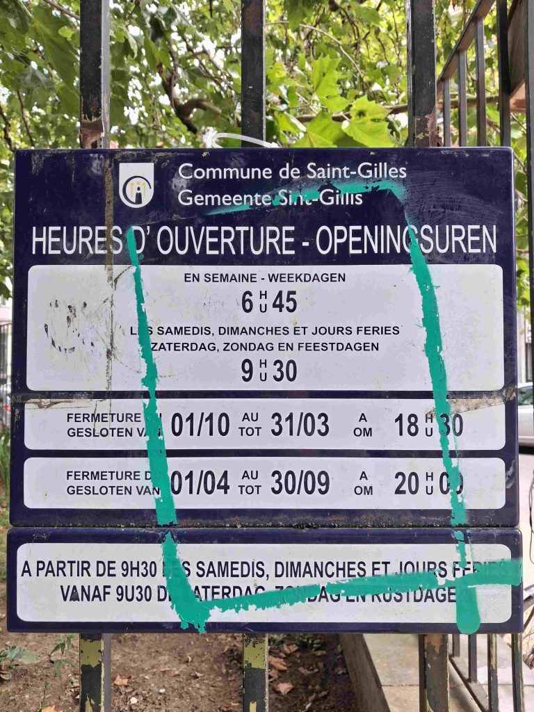 Horaires. Parc à chiens au parc Pierre Paulus, Saint-Gilles, Bruxelles.