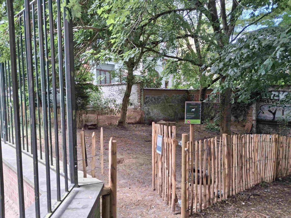 Parc à chiens au parc Pierre Paulus, Saint-Gilles, Bruxelles.